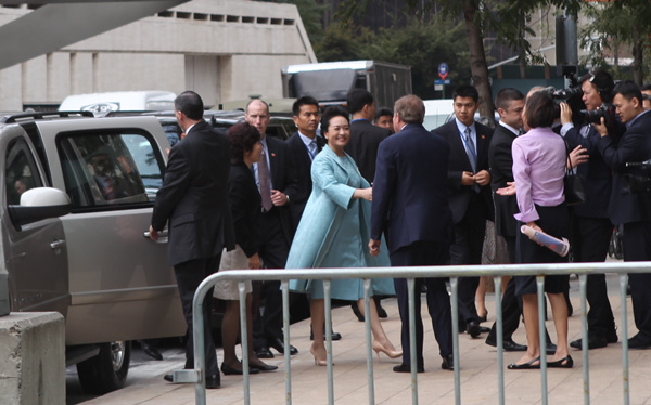 China's first lady Peng Liyuan is welcomed by Juilliard School President Joseph W. Polisi as she arrives at the famous conservatory in New York City in September 2015. [Photo: China Daily]