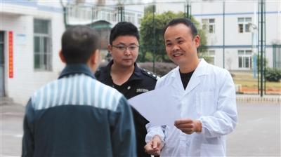 A doctor tells the prisoner the DNA results on December 12, 2017. [Photo provided by Fujian Bureau of Prisons]