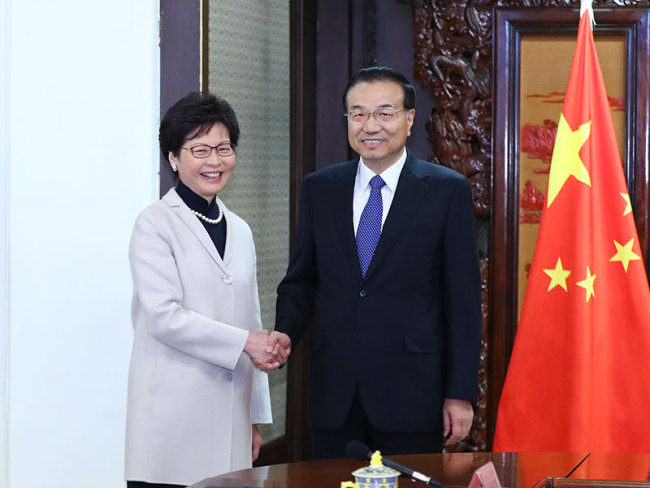 Chinese Premier Li Keqiang (right) meets with Carrie Lam Cheng Yuet-ngor, Hong Kong SAR chief executive, in Beijing, on Dec. 15, 2017. [Photo: Xinhua]