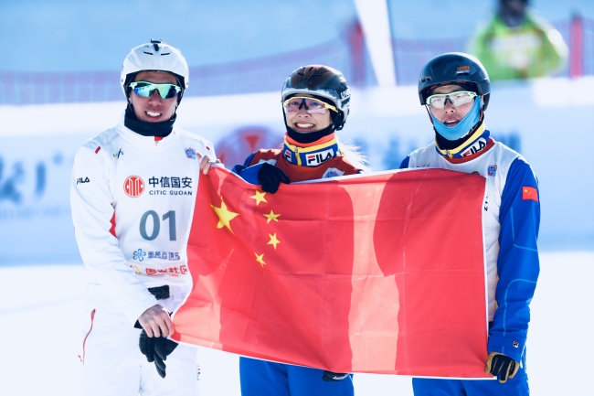 Jia Zongyang (L), Xu Mengtao (C) and Qi Guangpu pose for photos after claiming the title of the 2017-2018 FIS Freestyle Ski World Cup team aerials in Zhangjiakou, Hebei Province, on Sunday, December 17, 2017. [Photo: China Plus/Li Jin]
