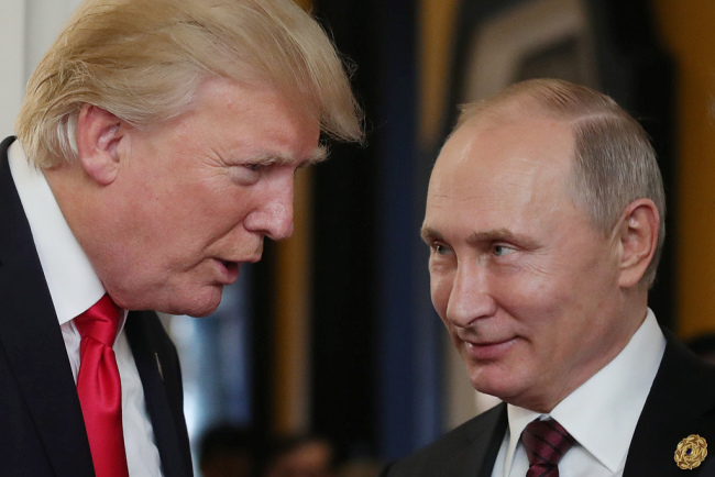 This file photo taken on November 11, 2017 shows US President Donald Trump (L) speaking with Russian President Vladimir Putin. [Photo: IC]
