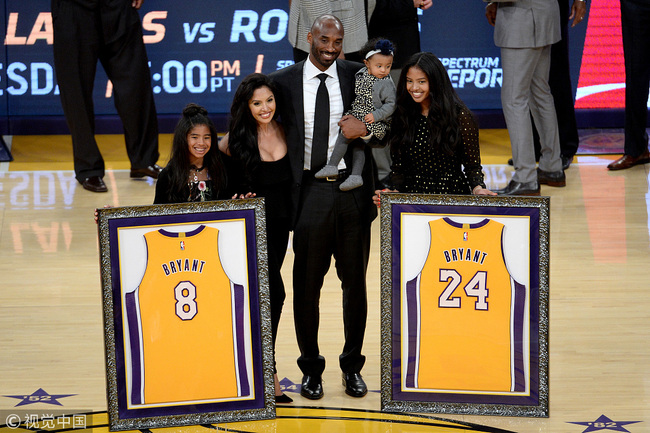 Kobe Bryant poses with his family at halftime after both his #8 and #24 Los Angeles Lakers jerseys are retired at Staples Center on December 18, 2017 in Los Angeles, California. [Photo: VCG]