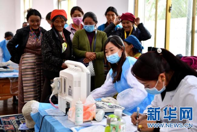 Doctors from Hubei check villagers in lhoka Prefecture in the Tibet autonomous region. [Photo: Xinhua]
