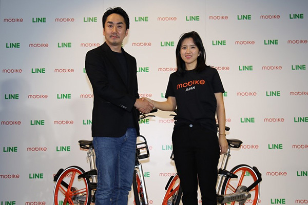 Hu Weiwei, Chair of Mobike Technology (right) and Takeshi Idezawa, Chair and CEO of LINE (left) attend a news conference to detail their new strategic partnership, December 20, 2017. [Photo: thepaper.cn]