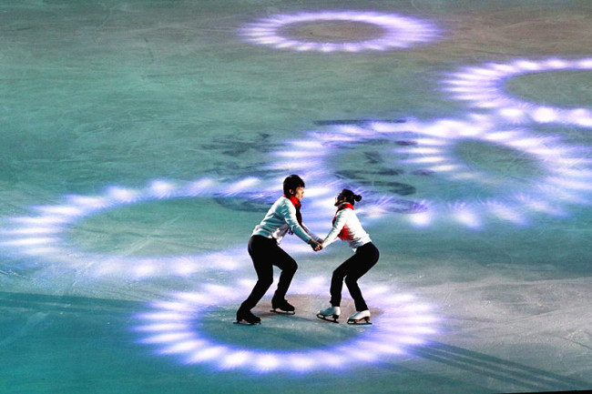 Pang Qing and Tong Jian, former world champions, perform a figure skating show at the Hi-ice Center in Beijing, December 24, 2017. [Photo: China Plus/Sang Yarong]