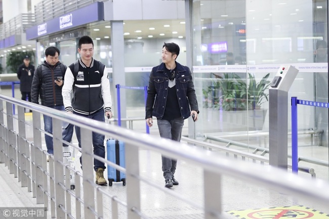 Zou Shiming shows up at Shanghai Hongqiao Airport in December, 2017. [Photo: www.vcg.com]