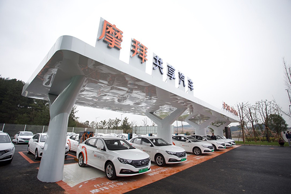 Mobike launches its electric shared cars in Guian New District, southwest China's Guizhou Province on December 29, 2017. [Photo: thepaper.cn]