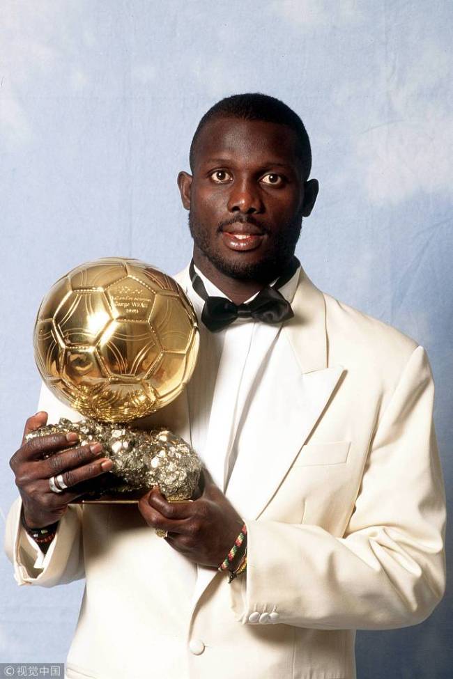 George Weah with the Trophy for Europe Footballers in 1995 [File photo: VCG/imago/Buzzi]