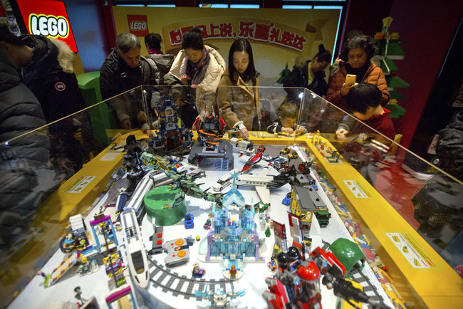 People look at a display of Lego creations at Hamleys toy store during its grand opening in Beijing, Saturday, Dec. 23, 2017. [Photo/AP/Mark Schiefelbein]