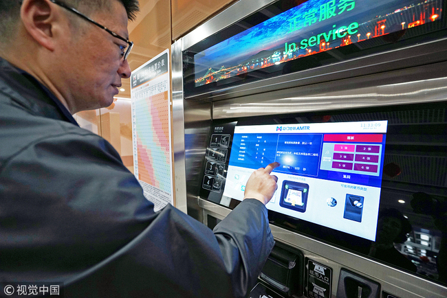 Passengers buy tickets at a station of Subway Line 1 in Xiamen, Fujian Province on December 31, 2017. [Photo: VCG]