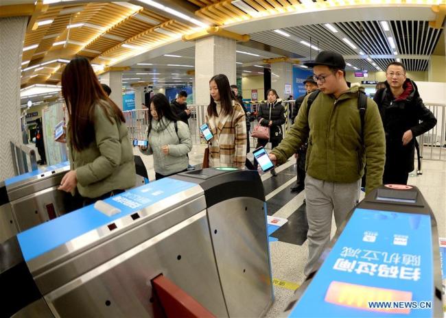 Passengers use mobile payment to take subway at the Dayanta Station of Xi'an, capital of northwest China's Shaanxi Province, Jan. 1, 2017. [Photo: Xinhua/Liu Xiao]