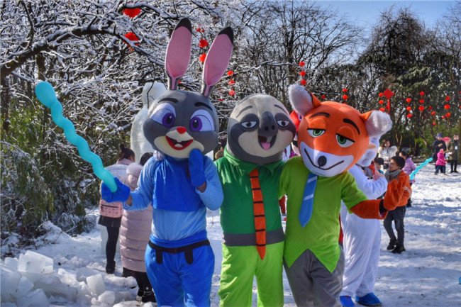 Performers wear Zootopia character masks and outfits at Mount Emei theme park. [Photo provided by Mount Emei Scenic Spot]