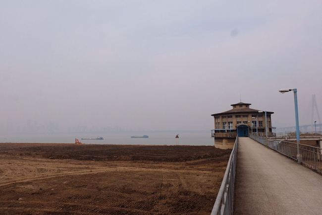 A photo taken on December 27, 2017 shows a water plant in Wuhan, capital city of Hubei Province. River water, from 1,000 meters upstream to 100 meters downstream, is under first-level protection to guarantee clean drinking water for local residents. Eleven illegal wharves alongshore within the first-level protection zone have been shut down. [Photo: China Plus/Huang Yue]