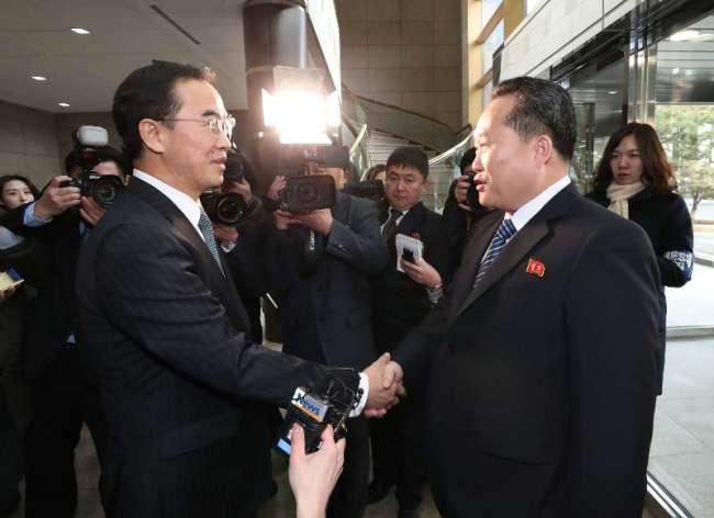 South Korea's delegation, including Unification Minister Lee Ung-young, welcomed North Korea's delegation including the chairman of the republican peace and reunification committee at a high-level meeting at the South-North Peace House in Panmunjom on the morning of January 9, 2018. [Photo: Yonhap News]