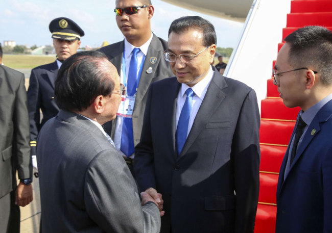 Chinese Premier Li Keqiang (2nd, right) shakes hands with Cambodian officials at the airport in Phnom Penh, Cambodia on January 10, 2018. [Photo: gov.cn] 