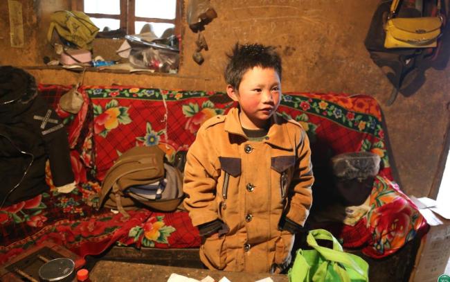 The boy who braved the cold weather to go to school. [Photo provided to chinadaily.com.cn]