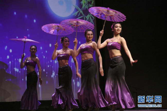College students from Shanghai perform on the stage in New York on January 9, 2018. [Photo: Xinhua]