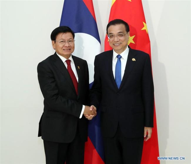 Chinese Premier Li Keqiang (R) meets with Lao Prime Minister Thongloun Sisoulith in Phnom Penh, Cambodia, Jan. 10, 2018. [Photo:Xinhua]
