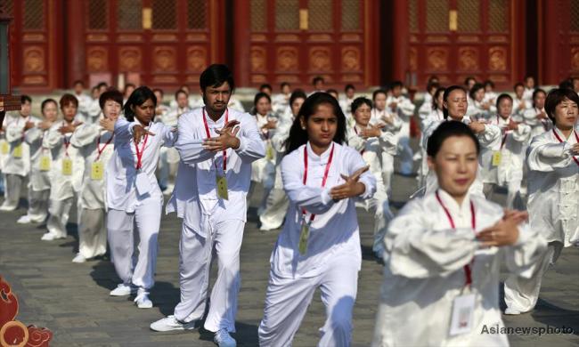 A Taichi-Yoga event was held in the Temple of Heaven in Beijing on May 15, 2015.[Photo: from China Daily]