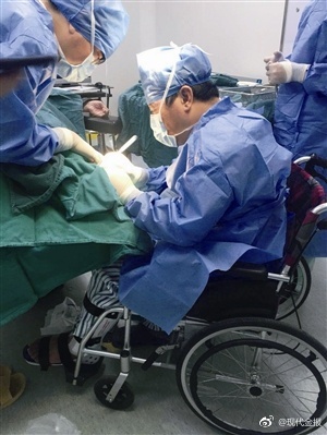 Dai Chunshan, a 53-year-old doctor, performing surgery from a wheelchair as he recovers from a broken ankle. [File Photo: weibo.com]