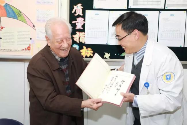 Huang Xuhua, the 93-year-old engineer behind China's first nuclear submarine, expresses his gratitude to Yao Yufeng. [Photo: Guangming Daily]
