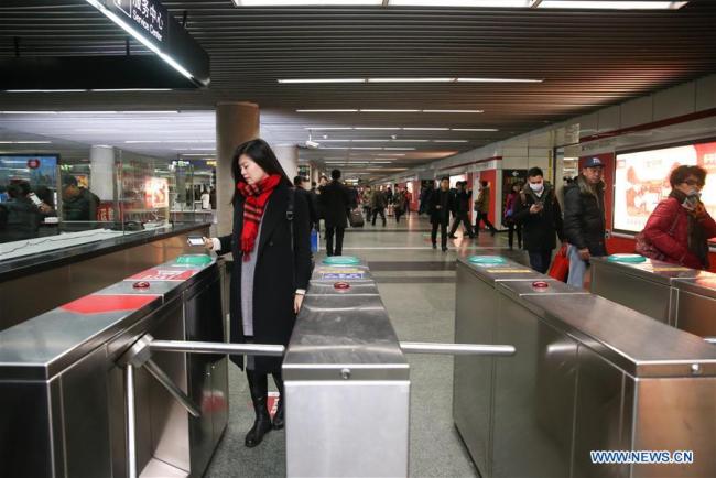 上海地铁将试行手机刷码进出站 Shanghai metro to introduce QR code payment on all lines