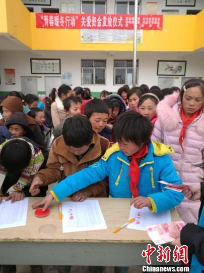 Students at the Zhuanshanbao Primary School in Ludian County, Yunnan Province, gather to receive donations on January 10, 2018. [Photo: Chinanews.com]