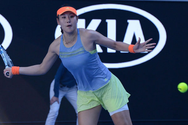 Duan Yingying of China competes with Jelena Ostapenko of Latvia on day three of the 2018 Australian Open at Melbourne Park on January 17, 2018 in Melbourne, Australia. Jelena Ostapenko won the match with 2-1. [Photo: Imagine China]