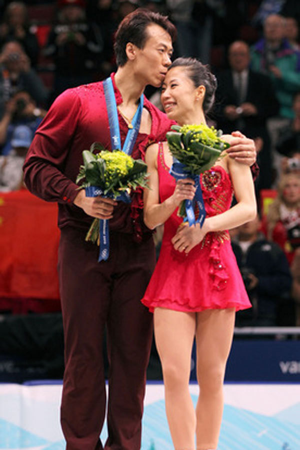 Shen Xue (R) and Zhao Hongbo win China's first figure skating Olympic gold medal in Vancouver Winter Olympics on February 15, 2010. [Photo: qq.com]