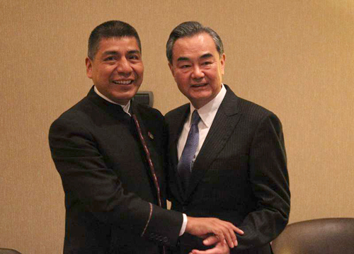 Chinese Foreign Minister Wang Yi (R) meets with his Bolivian counterpart Fernando Huanacuni during the second ministerial meeting under the framework of China and the Community of Latin American and Caribbean States (CELAC) Forum in Santiago, capital of Chile, on Monday, January 22, 2018. [Photo: fmprc.gov.cn]