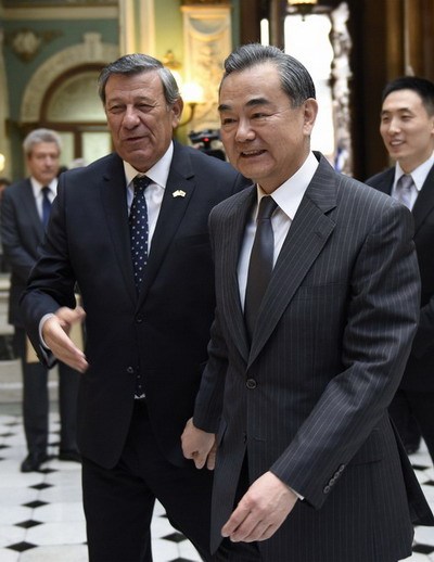 Chinese Foreign Minister Wang Yi meets with his Uruguayan counterpart Rodolfo Nin Novoa in Montevideo, capital of Uruguay, January 24, 2018. [Photo: fmprc.gov.cn]