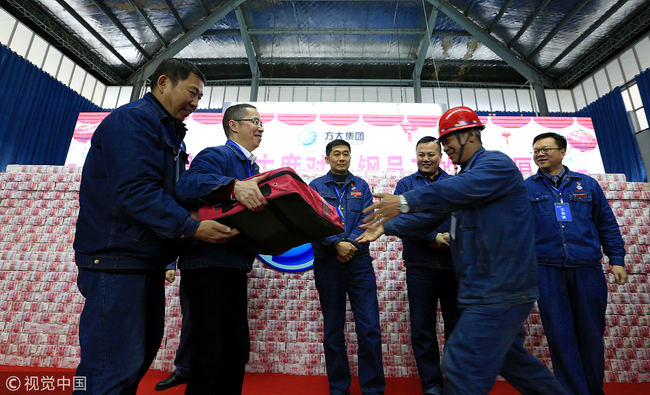 Workers receive year-end bonus in Jiujiang, Jiangxi Province, on January 26, 2018. [Photo: VCG]