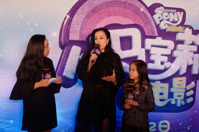 Hong Kong actress Christy Chung takes her daughter Cayla to the premiere. [Photo: China Plus]