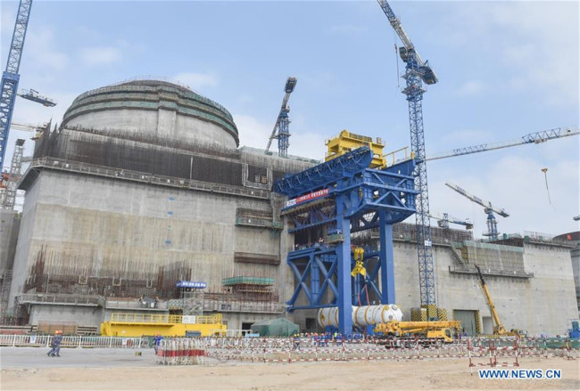 Staff members prepare to lift the Hualong One ZH-65 steam generator at the No 5 unit of Fuqing Nuclear Plant, a project of the China National Nuclear Corporation (CNNC), in East China's Fujian province, Nov 9, 2017. Hualong One was jointly designed by China's two nuclear power giants, China General Nuclear Power Group and the CNNC, and passed inspection by a national panel in August 2014. [File photo: Xinhua]
