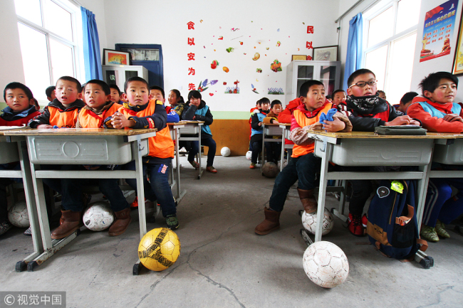 Primary school students attend a class on soccer in Lanzhou, Gansu Province, on January 4, 2018. [File photo: VCG]
