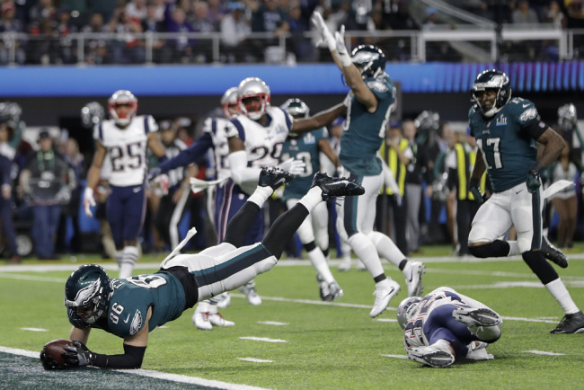 Philadelphia Eagles' Zach Ertz dives into the end zone for a touchdown during the second half of the NFL Super Bowl 52 football game against the New England Patriots Sunday, Feb. 4, 2018, in Minneapolis. [Photo: AP] 