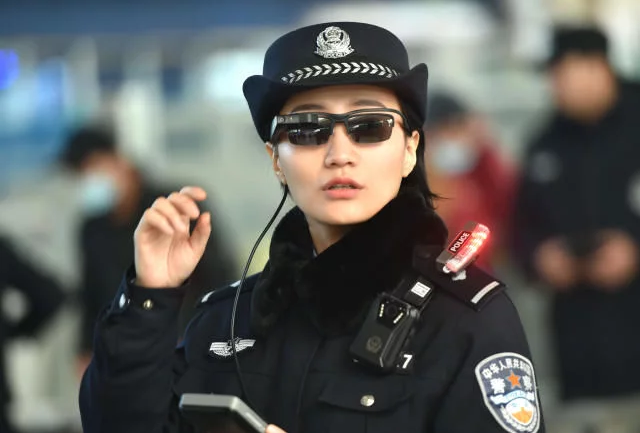 A police officer matches travellers' identity information with a police data base at the Zhengzhou East Railway Station on February 5, 2018. [Photo: people.com.cn]