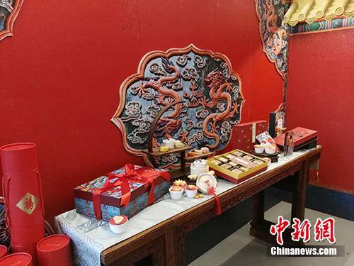Traditional Chinese snacks are for sale at a pop-up shop featuring Forbidden City souvenirs in Sanlitun in Beijing. [Photo: Chinanews.com]