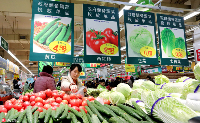 Consumers buy vegetables in a supermarket in Zhengzhou, Henan Province. [File Photo: IC]