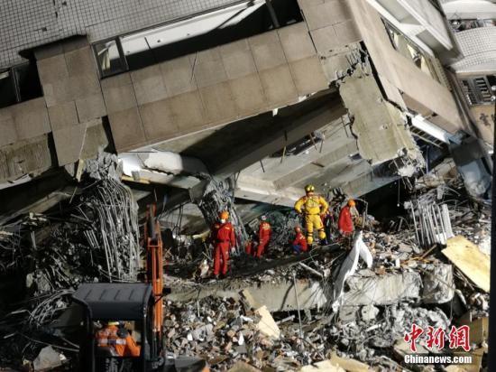 Rescuers search for survivors in a collapsed building in quake-hit Hualien County, southeast China's Taiwan, February 9, 2018. [Photo: Chinanews.com]