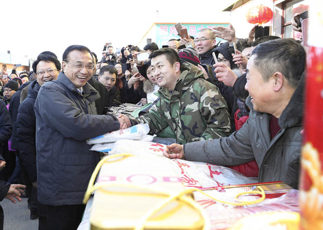 Chinese premier Li Keqiang makes an inspection tour in Zhenlai County in the city of Baicheng. [Photo: gov.cn]
