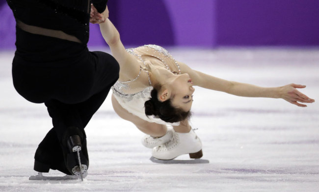 Yu Xiaoyu and Zhang Hao of China perform in the pair figure skating short program in the Gangneung Ice Arena at the 2018 Winter Olympics in Gangneung, South Korea, Wednesday, Feb. 14, 2018. [Photo AP/David J. Phillip]