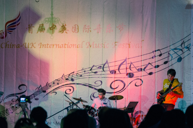Musicians perform on the stage at the Octagon at Queen Mary, University of London. [Photo: huanqiu.com]