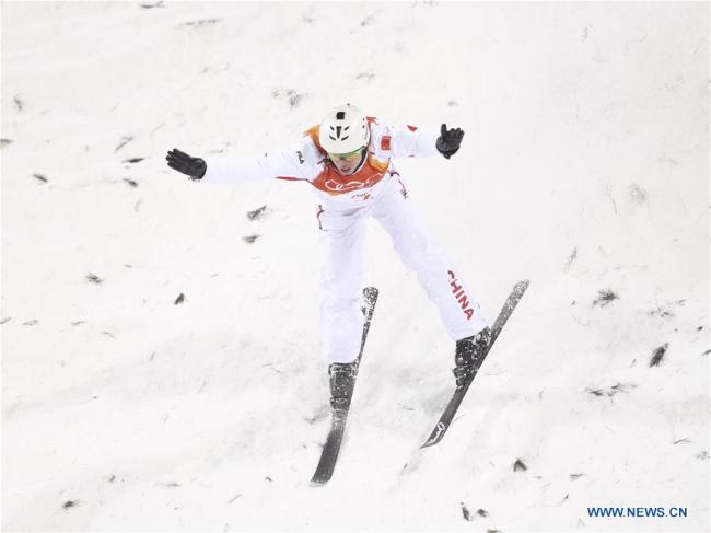 Jia Zongyang of China fails a jump during men's areials final of freestyle skiing at the 2018 PyeongChang Winter Olympic Games at Phoenix Snow Park, PyeongChang, South Korea, Feb. 18, 2018. [Photo: Xinhua]