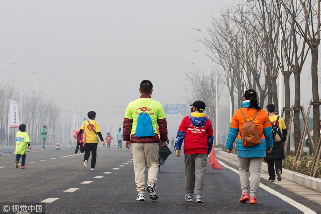 Citizens attend walking activities in Zhengzhou city, Henan Province on January 8, 2017. [File Photo: VCG]