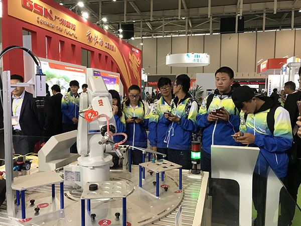 Students attend an expo on vocational education in Nanjing, Jiangsu Province, on October 19, 2017. [File photo: Xinhua]