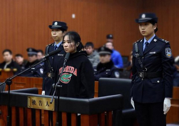 Mo Huanjing stands trial at Hangzhou Intermediate People's Court on Feb. 1, 2018, on suspicion of setting a fire which led to the deaths of four people. [Photo: China Daily]