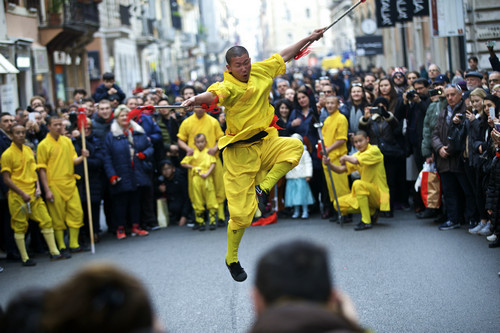 A monk performs Shaolin Kungfu on a street of Rome, Italy. [File photo: Xinhua]