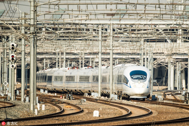 A bullet train draws into the Beijing South Railway Station. [File Photo: IC]