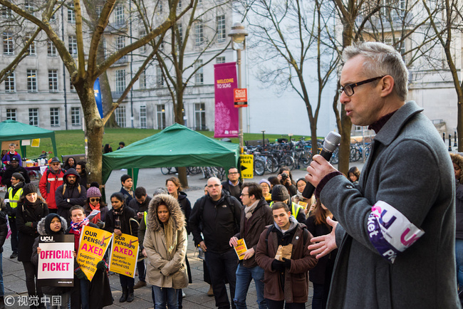 Students and staff at UCL man picket lines as an estimated 40,000 University and College Union (UCU) lecturers and academics across the UK strike over changes to their pensions in London on February 22, 2018. [Photo: VCG]